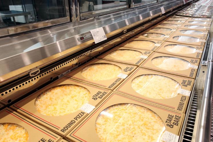 食品も豊富。倉庫内の厨房で製造された「つくりたての食べ物」も多く並びます。種類も豊富。そして美味♪　お酒も扱っています。