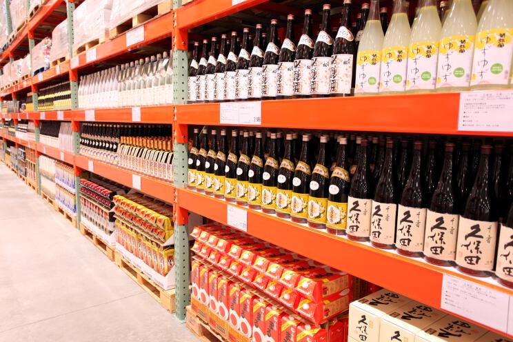 食品も豊富。倉庫内の厨房で製造された「つくりたての食べ物」も多く並びます。種類も豊富。そして美味♪　お酒も扱っています。