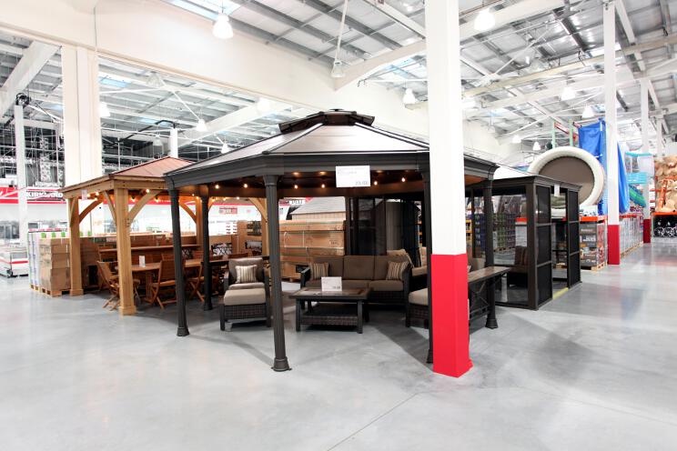 玩具やレジャー用品も多数あります。庭に設置する東屋のような大きな商品も多々。