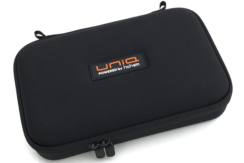 持ち手付きのセミハードケースに入っています。本体もケースもかなりシッカリしたつくり。