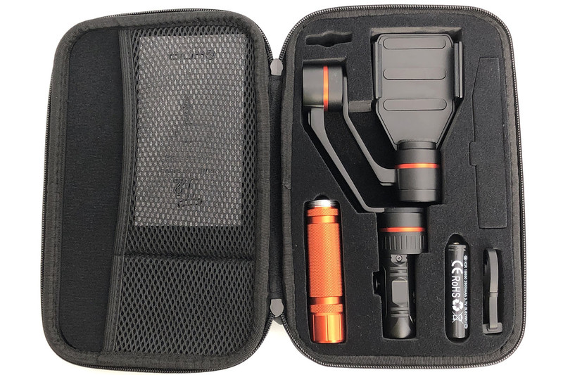 持ち手付きのセミハードケースに入っています。本体もケースもかなりシッカリしたつくり。