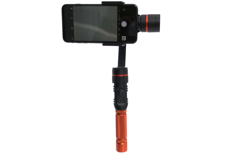 iPhone 8 Plusを装着した様子。端末ホルダー部は挟んで取り付けるタイプで、バランス調整も容易でした。ジンバルの動きもスムーズ。問題なく利用できました。ほか、iPhone Xでも快適に使えました。