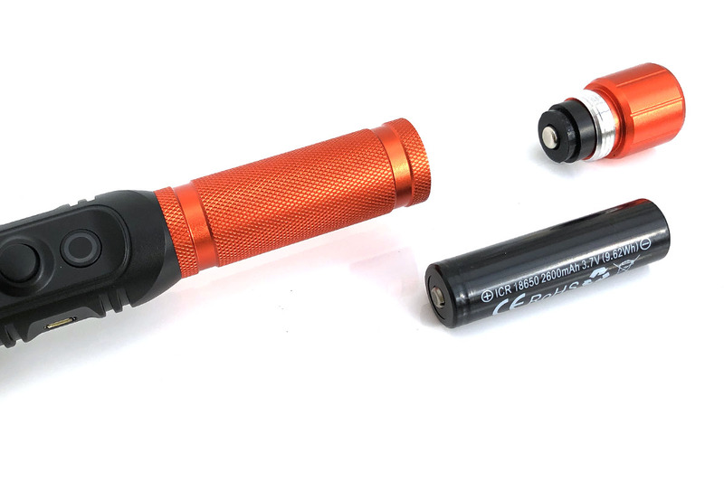 グリップ周辺。端末の方向を変えられるジョイスティックがあります。専用アプリと組み合わせると、これらボタンをより幅広い機能性とともに活用できます。電池は付属の18650リチウムイオン二次電池（3.7V）で、手持ちの同等品と交換しても使えました。電池はジンバル本体にセットしてUSB充電できます。なお、購入したパッケージに付属していた日本語説明書の電池挿入方向の説明が間違っていました（プラスマイナスが逆になっていました）。正しくは写真のように電池のプラス側がジンバル上方になるようにセットしますので、購入される方はご注意ください。