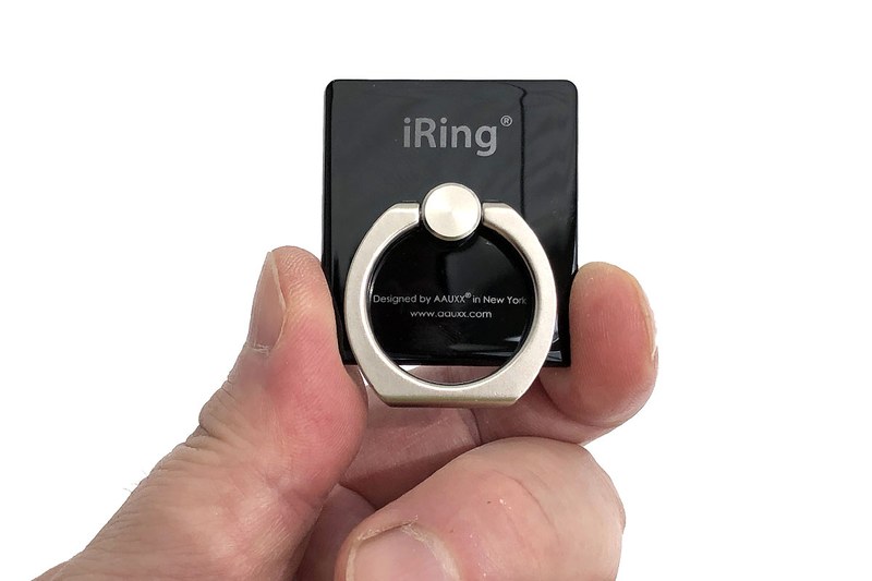 AAUXXの「iRing」。スマートフォンなどの背面に貼り付け、リングの部分に指を通すことで端末を保持。片手での操作が行いやすくなるほか、不意の端末落下を防げます。リング部分のヒンジは硬めなので簡易スタンドとしても使えます。