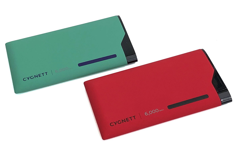 6000mAhのモバイルバッテリー×2個のセットで税込3580円。1個あたり税込1790円。出力ポートは2つあり、どちらも最大5V/2.0A出力ですが、2ポート合計の最大出力値も5V/2.0Aです。