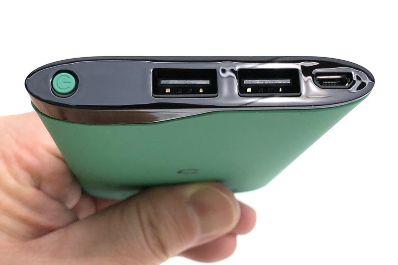 6000mAhのモバイルバッテリー×2個のセットで税込3580円。1個あたり税込1790円。出力ポートは2つあり、どちらも最大5V/2.0A出力ですが、2ポート合計の最大出力値も5V/2.0Aです。