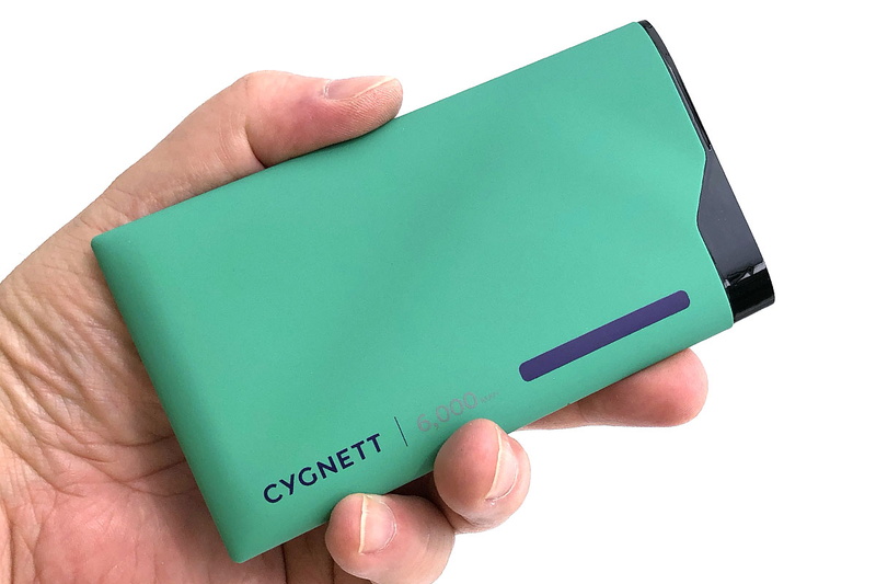 サイズは127×71×12mm。出力ポートがある上端以外はカーブを描いていて、手に優しい握り心地です。デザイン的にもスマートで、12mmという薄さも好印象です。