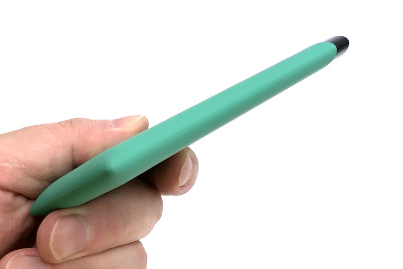 サイズは127×71×12mm。出力ポートがある上端以外はカーブを描いていて、手に優しい握り心地です。デザイン的にもスマートで、12mmという薄さも好印象です。