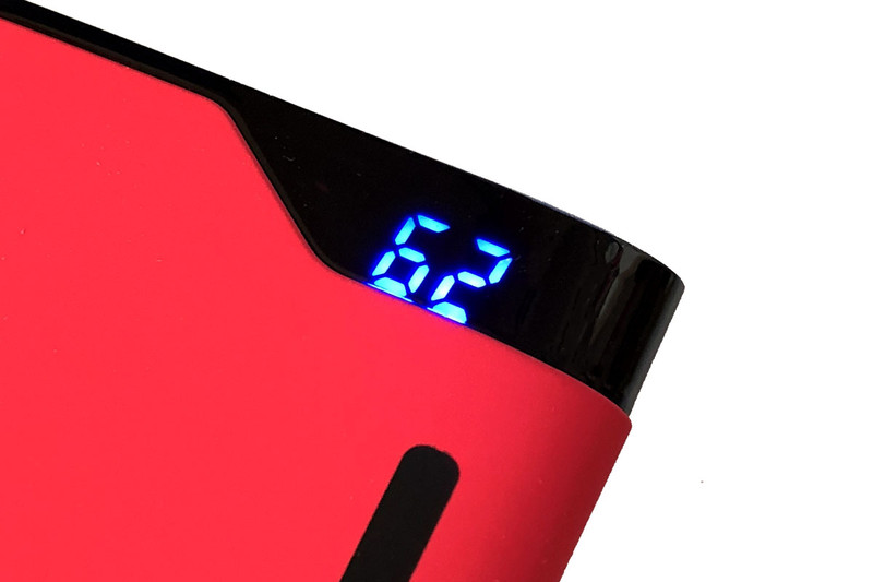 上部に電池残量のデジタル表示。スマホなどに対して充電するときもバッテリー本体を充電しているときも電池残量が表示されるので、とても実用的です。右は付属の充電用USBケーブル（microUSB）。ケーブル長約12cm（端子から端子までは約17cm）で、携帯用途に便利な長さです。