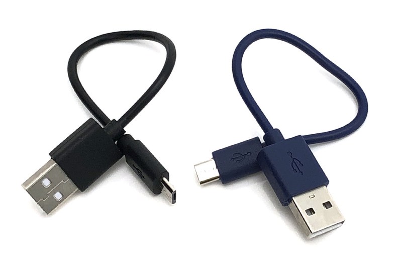 上部に電池残量のデジタル表示。スマホなどに対して充電するときもバッテリー本体を充電しているときも電池残量が表示されるので、とても実用的です。右は付属の充電用USBケーブル（microUSB）。ケーブル長約12cm（端子から端子までは約17cm）で、携帯用途に便利な長さです。