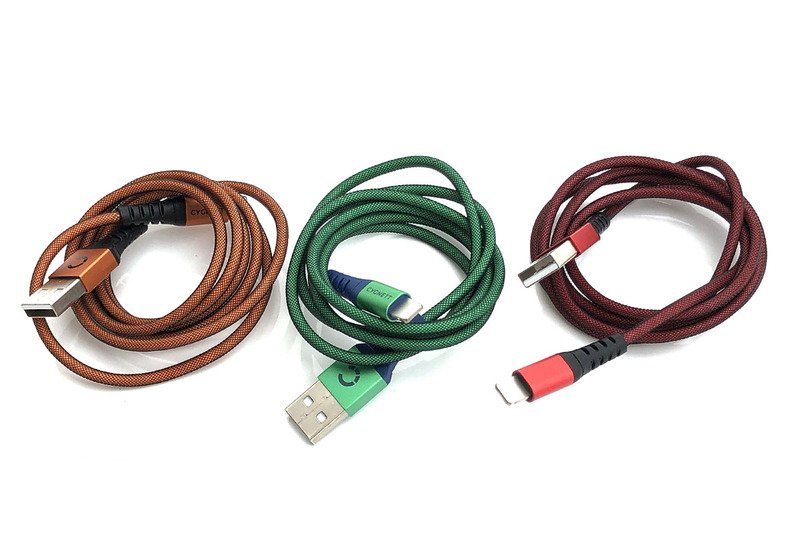 こんなカラフルなケーブルの3本セット。長さは各1メートル。細いナイロン網と思われるメッシュでケーブル全体がカバーされています。擦れや曲げにかなり強そう。