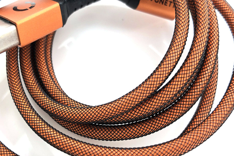 こんなカラフルなケーブルの3本セット。長さは各1メートル。細いナイロン網と思われるメッシュでケーブル全体がカバーされています。擦れや曲げにかなり強そう。