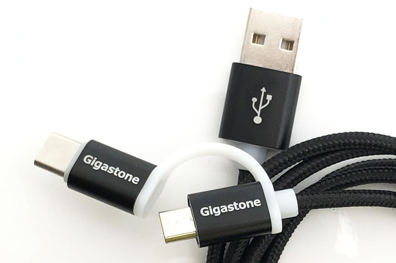 ケーブル表面は高耐久ナイロンで覆われていますが、上記USBｰLightningケーブルのメッシュほどは硬くありません。microUSB端子にコネクタを被せるとUSB-Type-Cコネクタとして使えます。