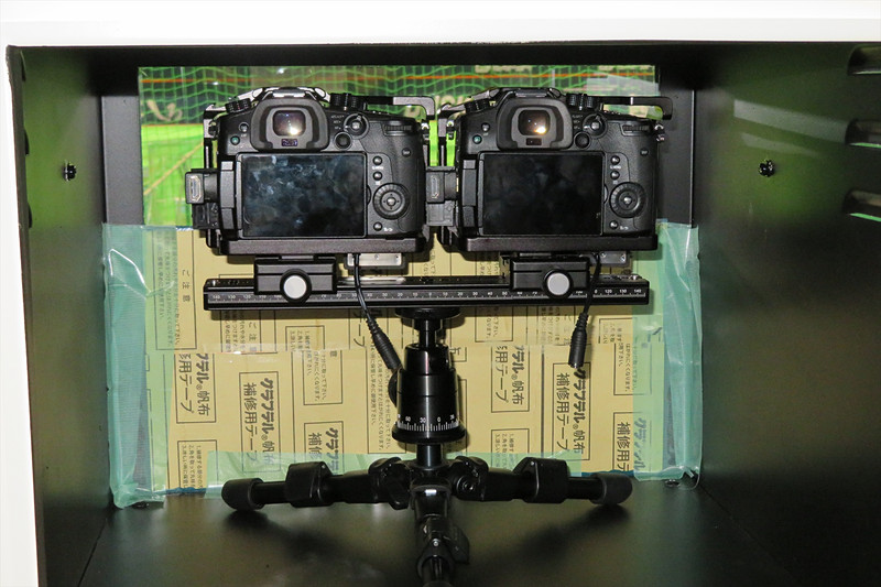 穴の中にVR撮影用のカメラが設置されている