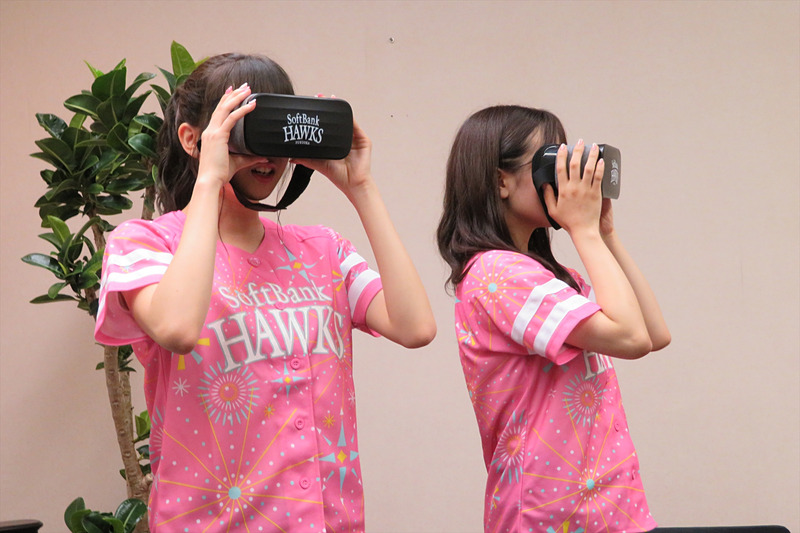 オウンドメディアの「ソフトバンクニュース」でレポーターを務めるHKT48の坂口理子（左）と渕上舞（右）もホークスVRを体験