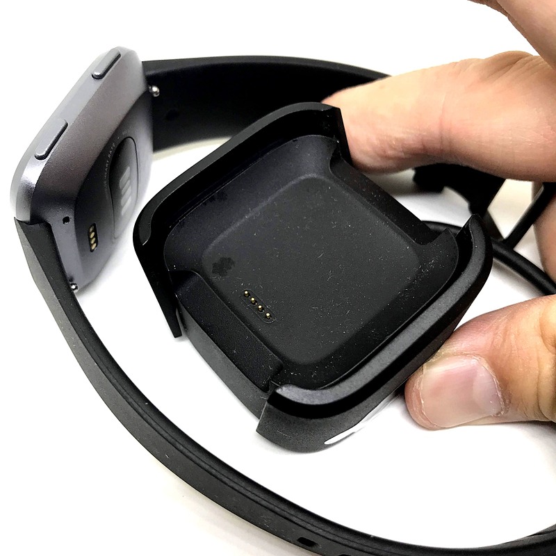 専用の充電器。側面を押して開いてVersa本体をぱくっと挟む方式です