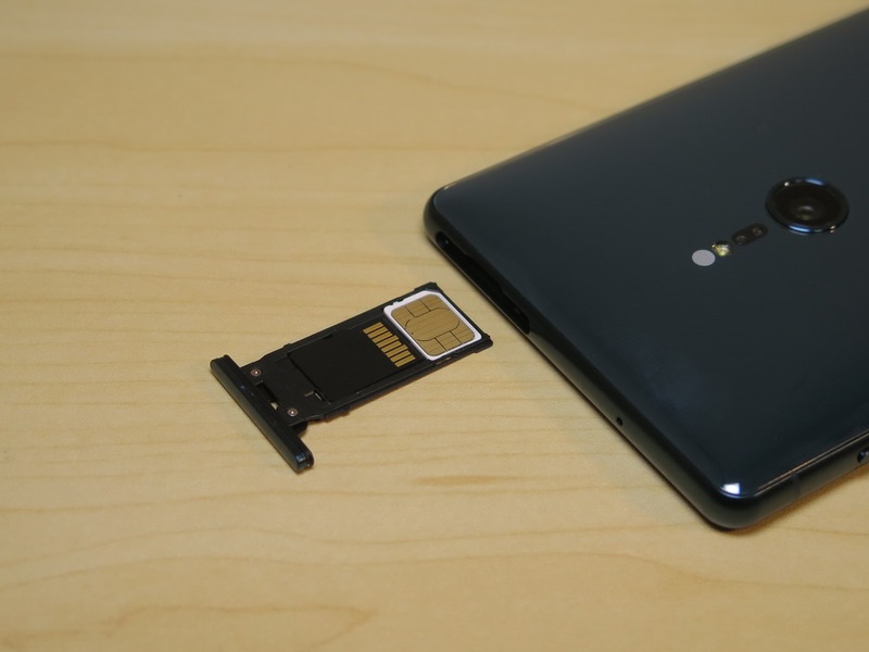 上部にはnanoSIMカードと最大400GBのmicroSDカードが装着可能なSIMカードトレイを備える。取り出しにピンなどは不要で、爪を引っかけて取り出せる。ちなみに、昨年のモデルからドコモnanoUIMカードは水色のタイプに変更されている。従来タイプでも通話や通信ができるが、おサイフケータイの利用などに制限がある