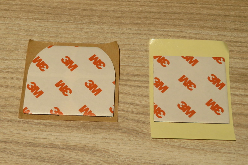 左が新モデル用の両面テープ。よく見ると4分割されている