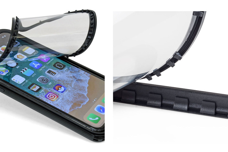 Richbox「Extreme for iPhone X」。嵩張らず軽量なiPhone X用完全防水ジャケットで、全面カバーをサイド部の溝に嵌合させて密閉するスタイルです。付け外しは左下から行い、嵌め込むときは隙間ができないよう丁寧に行う必要があります。完全に嵌め込むとIP68の完全防水・完全防塵性を発揮。直販税別価格は4500円。