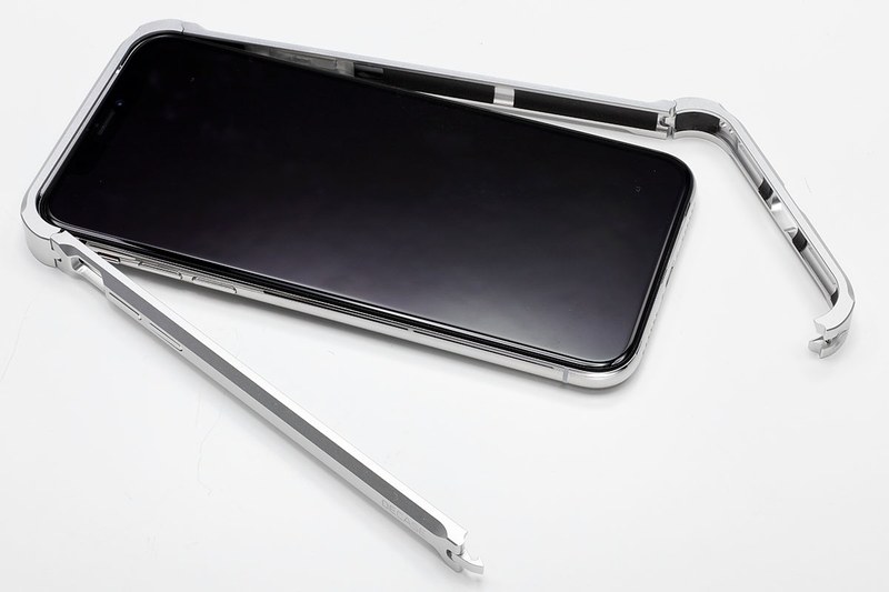 端末を囲むように被せて閉じ、左下の爪をロックするだけで装着できます。