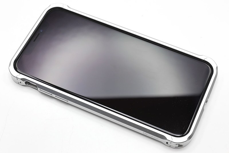 端末を囲むように被せて閉じ、左下の爪をロックするだけで装着できます。