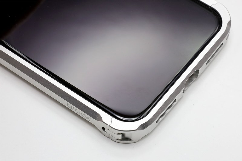 バンパー左下の爪。軽い力でロック/アンロックできますが、不意に外れるような感じがしません。高い工作精度で絶妙なつくりになっています。