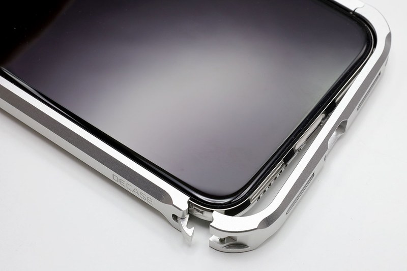 バンパー左下の爪。軽い力でロック/アンロックできますが、不意に外れるような感じがしません。高い工作精度で絶妙なつくりになっています。