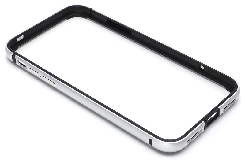 バンパーの構造としては、TPU素材のバンパーの外側をアルミのパンパーが覆っているというもの。アルミのバンパーは3分割されていて、Lightning端子部分はTPU素材だけで覆われています。この部分が少し伸びることで、iPhone Xへの着脱が可能というシクミ。