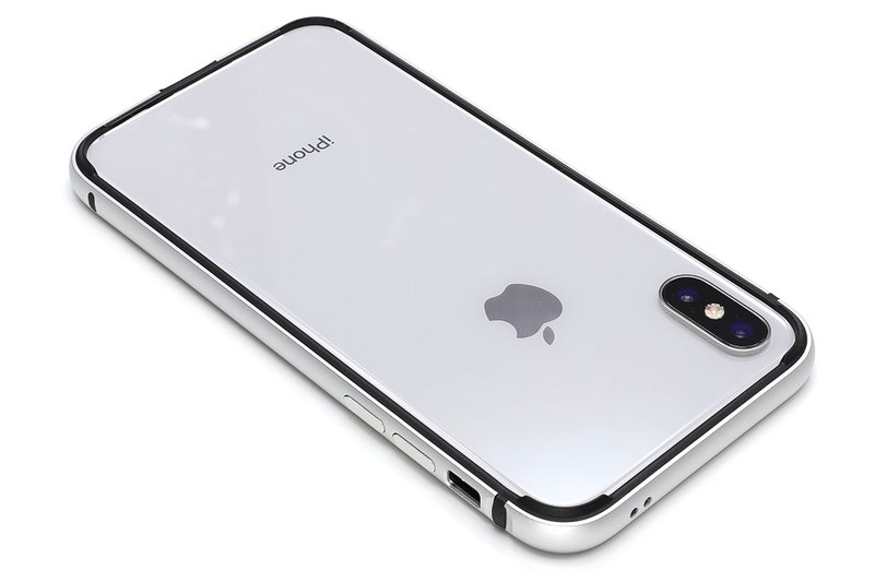 各ボタンやコネクタには問題なくアクセスできます。左上にはストラップホール。バンパー前後エッジは少し前後に出ていて、画面や背面（および背面カメラ前面）が机面に接しません。