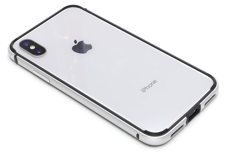 各ボタンやコネクタには問題なくアクセスできます。左上にはストラップホール。バンパー前後エッジは少し前後に出ていて、画面や背面（および背面カメラ前面）が机面に接しません。