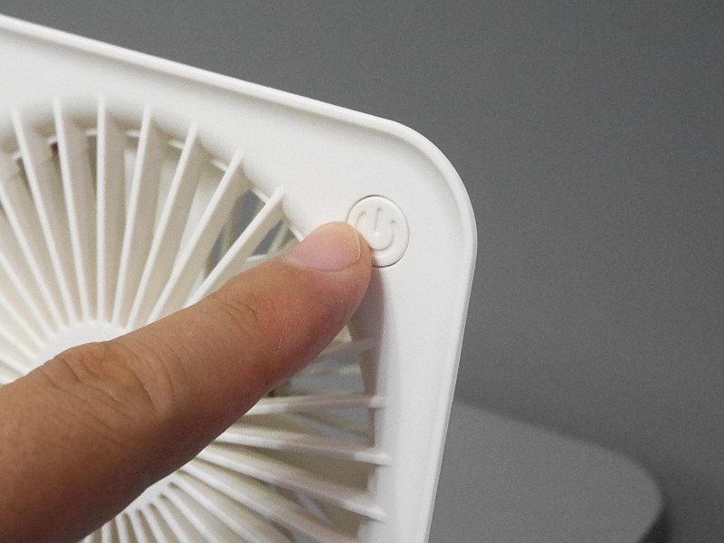 本体右上のボタンを繰り返して押すことで風量の変更および電源のオン・オフが行える