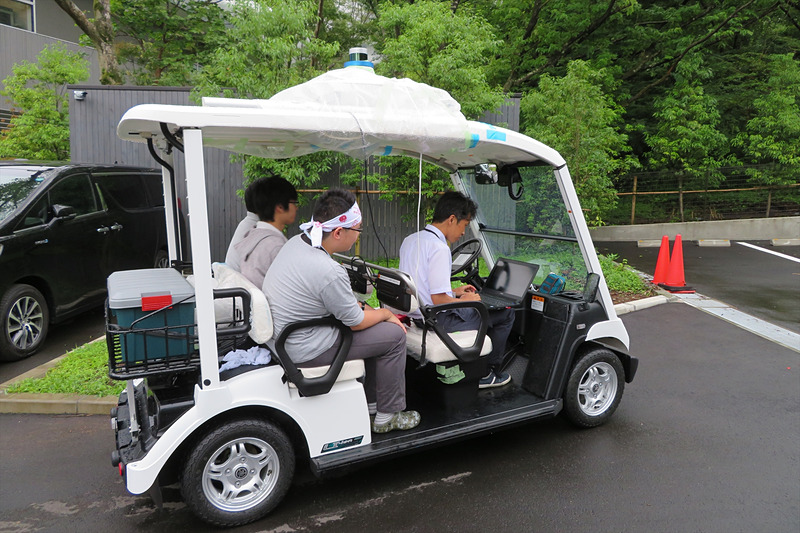 ゴルフカートで自動運転をデモ
