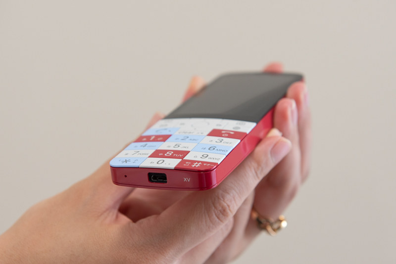 フレームレスキーを実現。背面も表面と同じカーブで構成された対称の形状