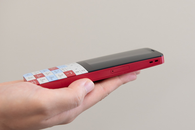 ディスプレイからテンキーに向かうカーブも一体になったデザイン