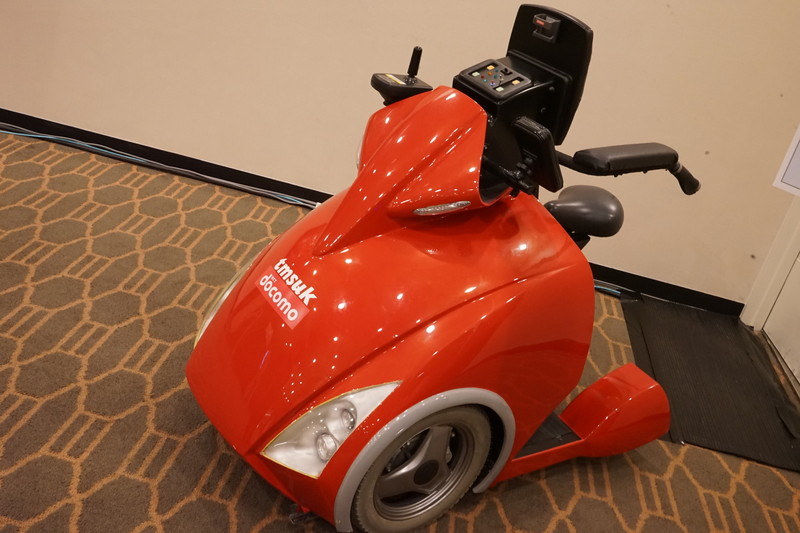 テムザックの車椅子型ロボット。ドコモは遠隔制御機能を搭載して観光用への転用を検討している