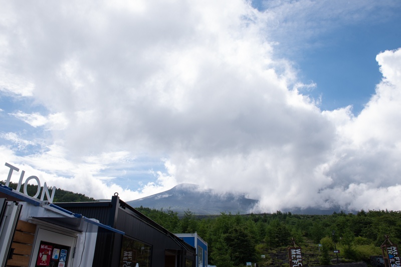 山の天候は目まぐるしく変化するが、この日、山頂付近の雲は晴れなかった
