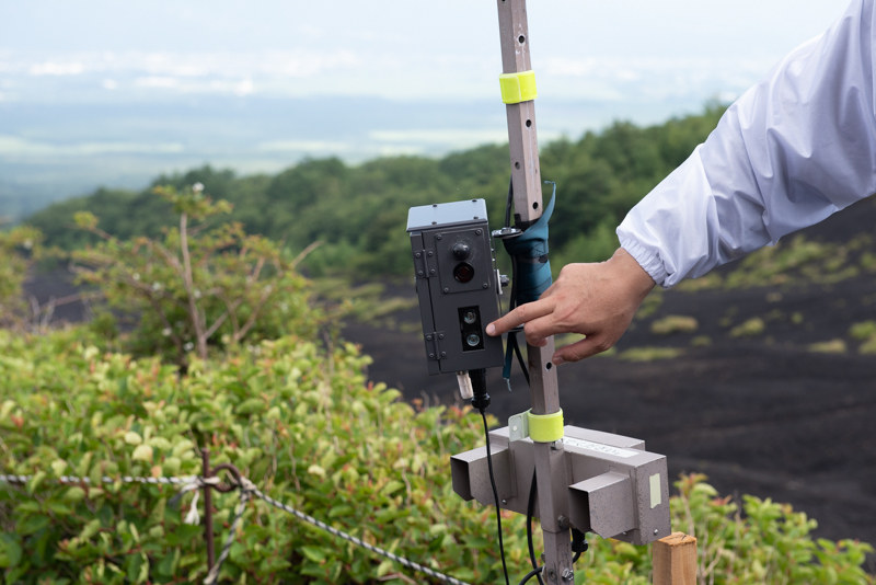 赤外線・人感センサーと下部にLiDARセンサーを備える