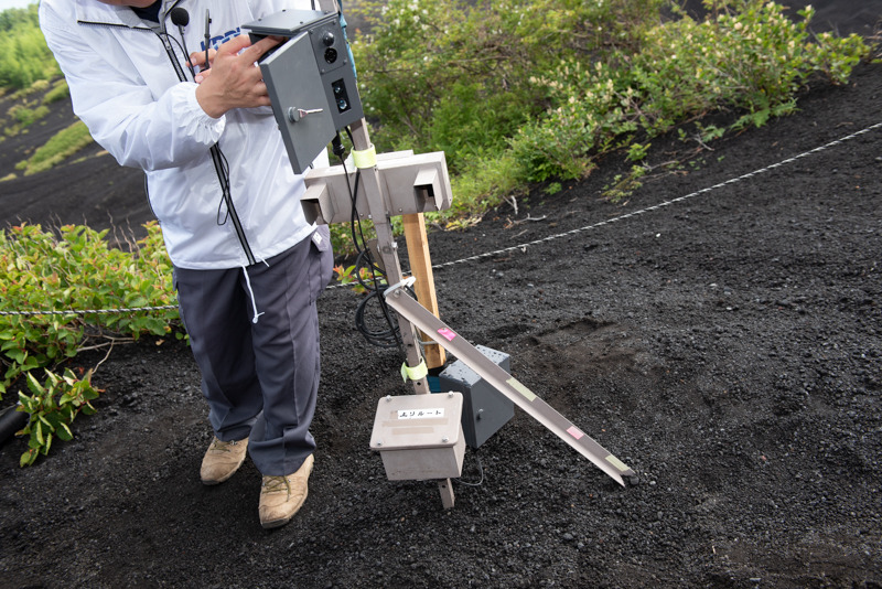 設置されたIoTセンサー。グレーのボックス2つがKDDIが設置したセンサーとバッテリーボックス。ベージュの設備は御殿場市が設置したカウンターで今回の取り組みとは別のもの