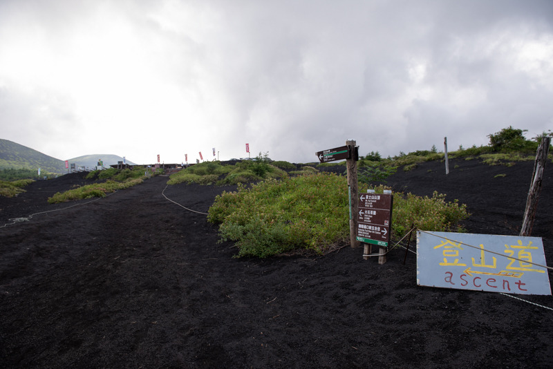 御殿場口新五合目の鳥居をくぐり、登りはじめてすぐに大石茶屋（のぼりが立っている所）がある。標高は1500m