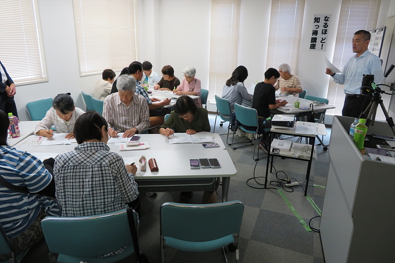 福岡県宗像市の宗像市消費生活センターで初めて開催されたKDDIスマホ・ケータイ安全教室の「消費生活センター向けコース」