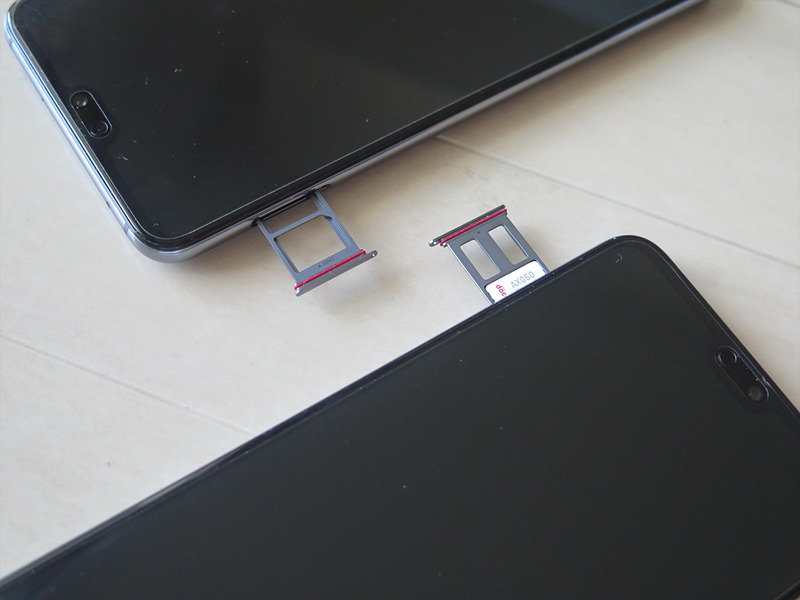 グローバル版（後方）はSIMが2枚挿せるが、ドコモ版（右・手前）はSIMは1枚しか挿せない