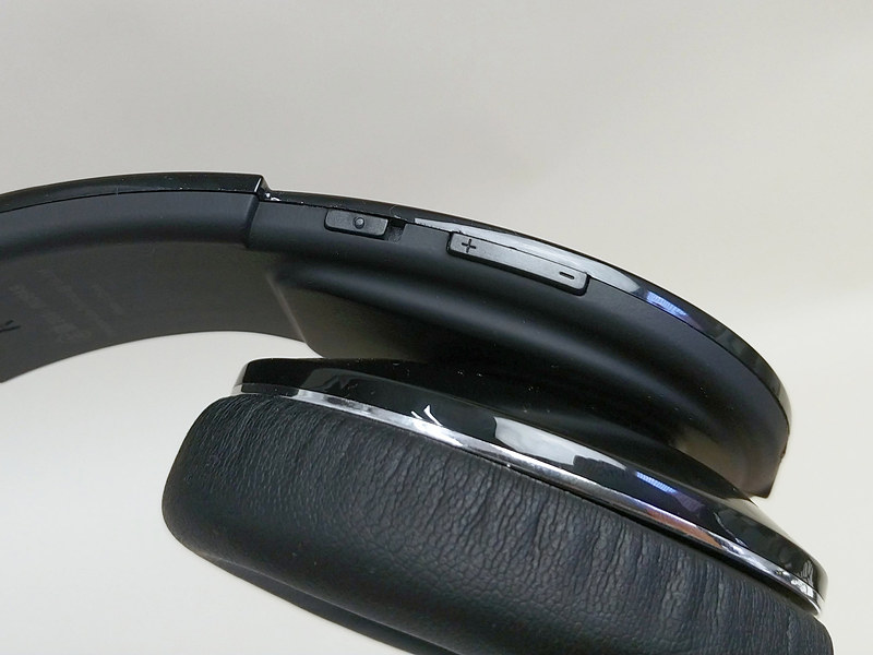 充電切り替えスイッチ（左）とボリューム調整ボタン（右）。充電切替スイッチでソーラー充電とUSB充電を切り替える