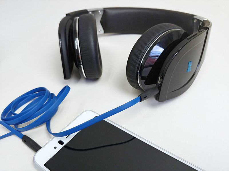 有線接続でも音楽などを楽しめる