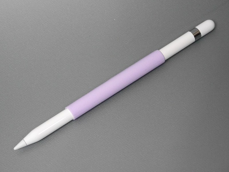 Apple Pencilに取り付けたところ。全5色がラインナップされているが、原色系は派手すぎるのと、ホワイトは汚れが目立つ可能性があるため、今回はラベンダーを選択