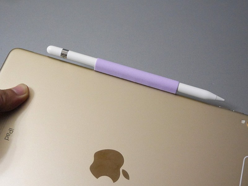 iPad Proの磁力面であれば別の場所にも取り付けられる。また付属の金属プレートを使うことでケースなど任意の場所に取り付けることも可能だ