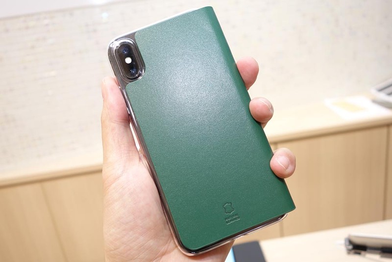 裏面。カメラ部分は穴を開けるのではなく切り欠きにすることで強度低下を防いでいる