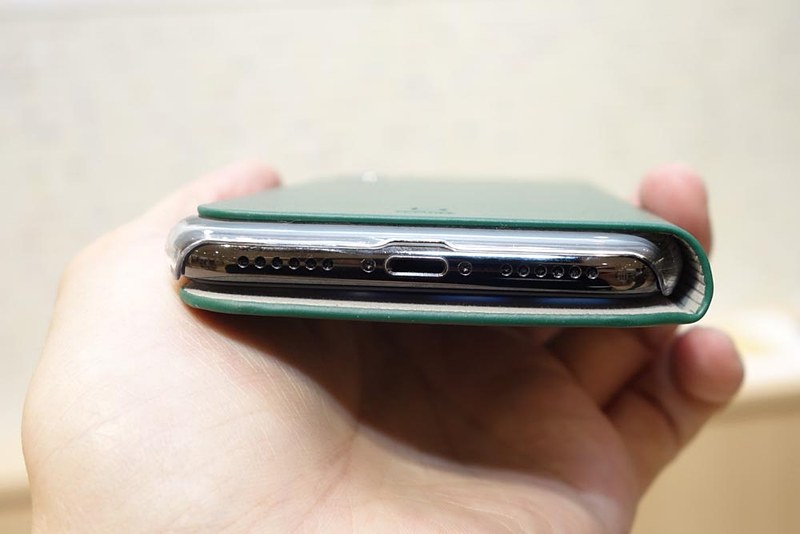 上が裏面、下が表面。裏面はケースと一体化しているので強度が不要なため、さらに薄くなっている