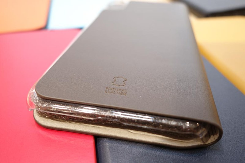 背面の下部中央の刻印は、天然皮革であることを示す国際レザーマーク