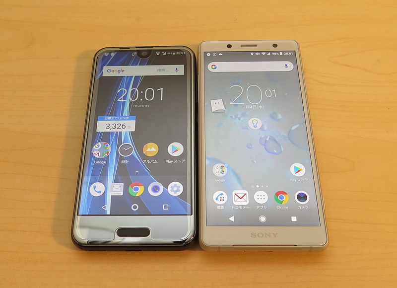 「AQUOS R Compact」（左）と「Xperia XZ2 Compact SO-05K」を並べてみると、ディスプレイの対角サイズは0.1インチの違いだが、デザインの方向性が違うことがわかる