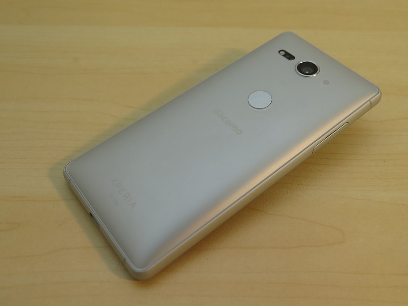 背面は丸みを帯びたデザインに変更され、中央上側には指紋センサーとカメラを内蔵する。従来モデルとはかなりイメージが異なる